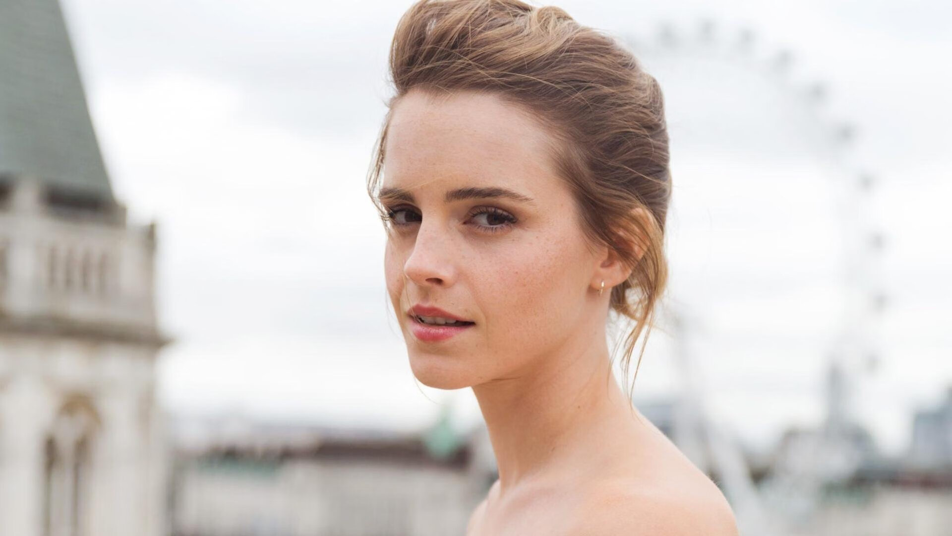 女子篮球加强传球视野训练提升组织效率,女生行进传球技巧