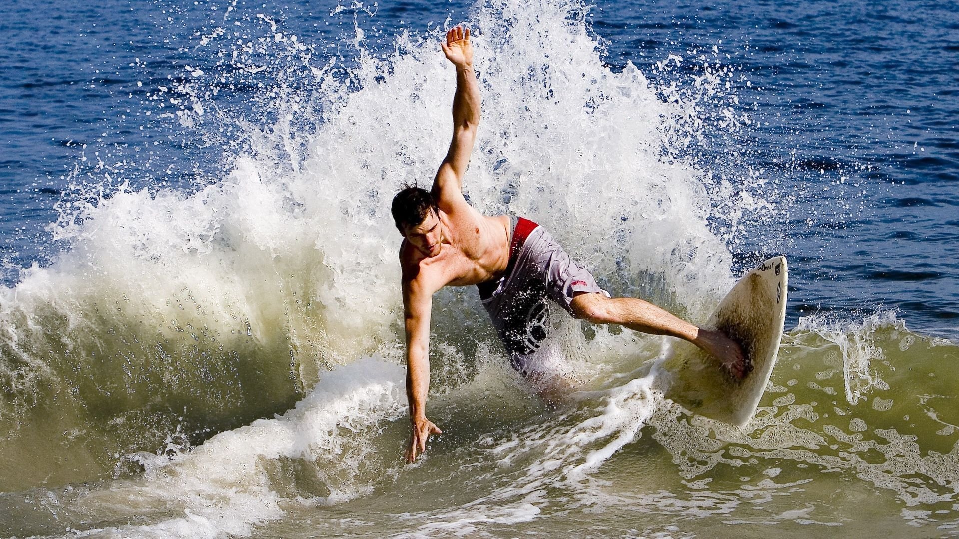 开云体育在线入口-“逆境奋战：车手征服极端环境的壮丽史诗”